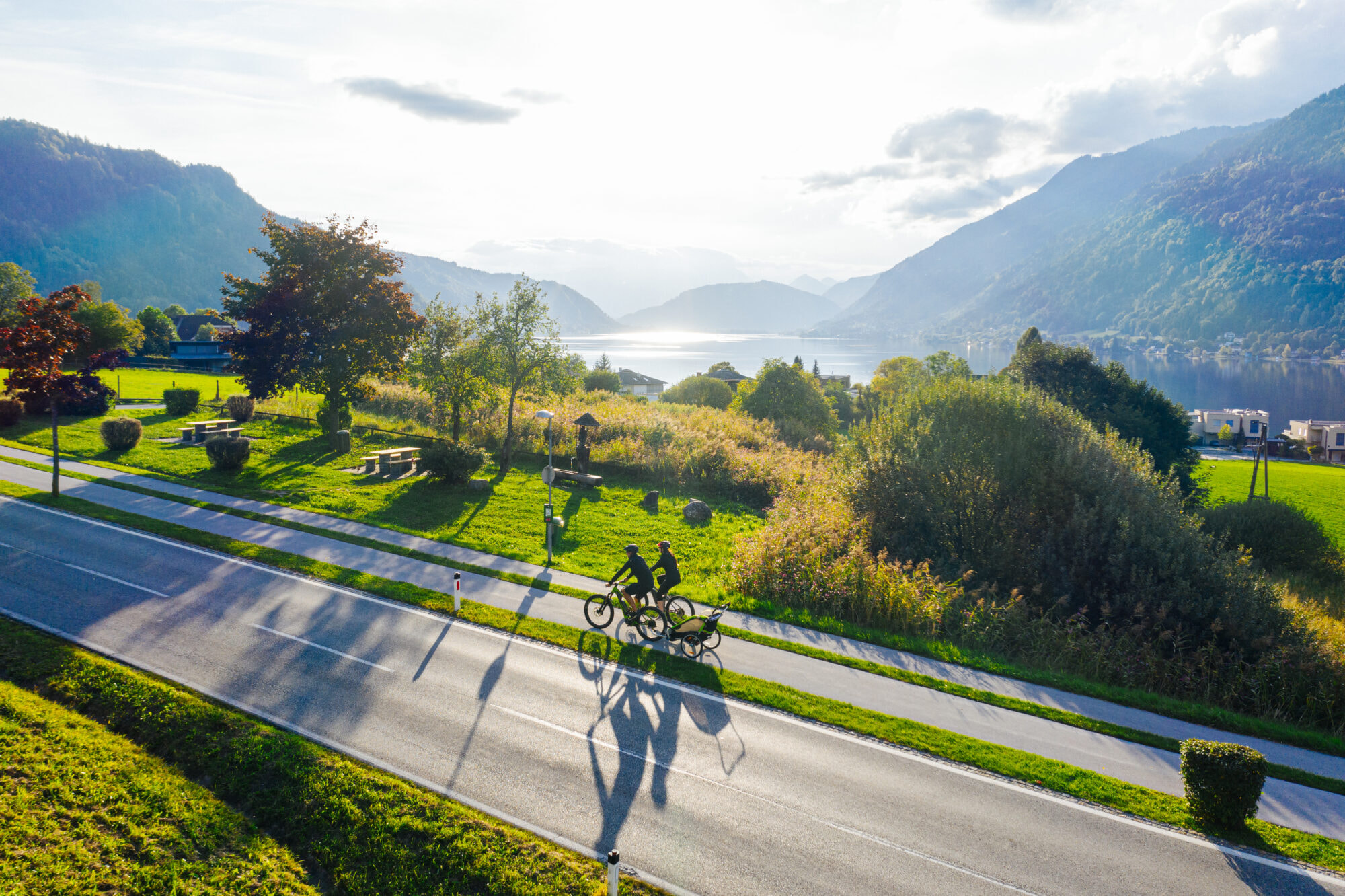 E-Biker fahren entlang des Ossiacher Sees
