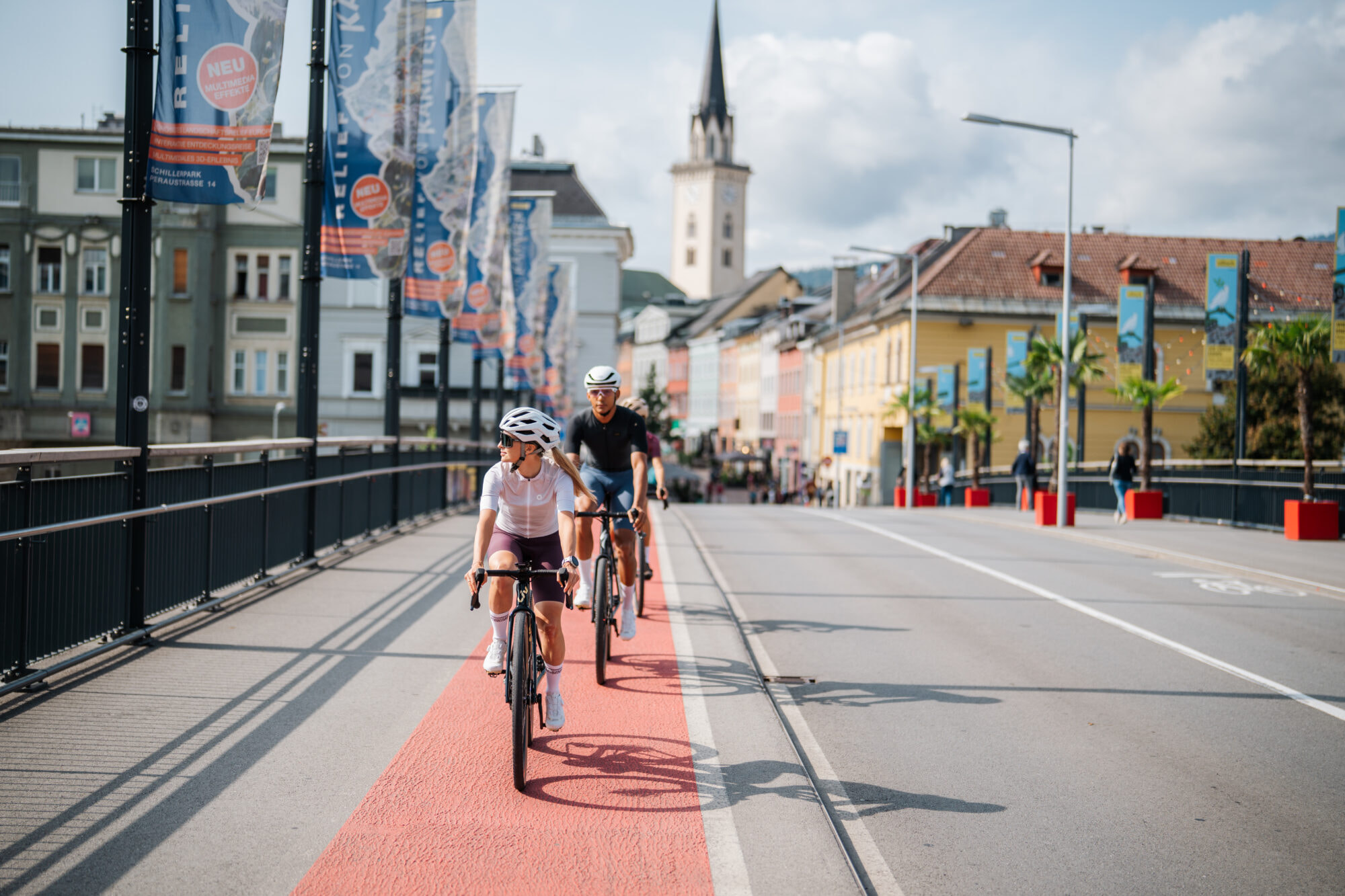 Radfahrer auf der Draubrücke in Villach – Fahrradurlaub Kärnten