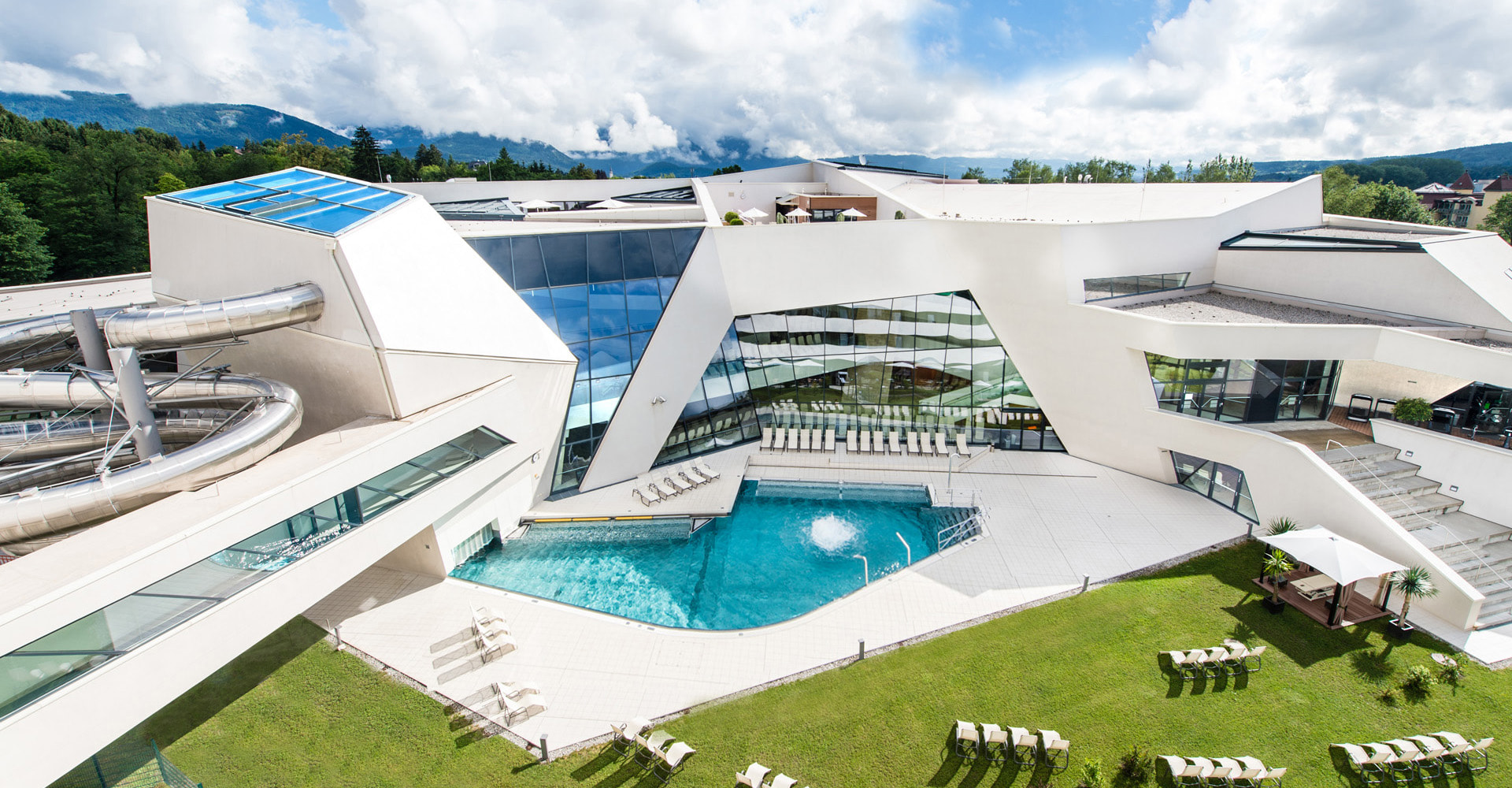 Aussenbereich_KaerntenTherme_Liegewiese_Pool